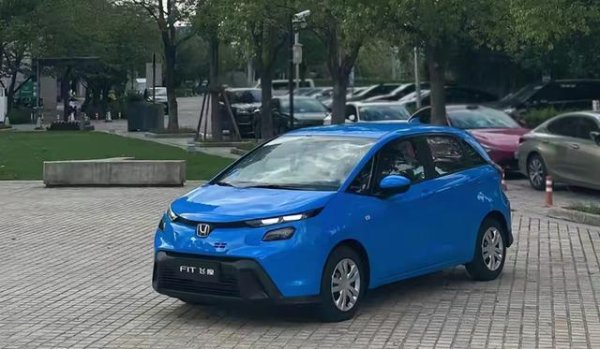 启灯网 新款本田飞度实车曝光，换装新前脸，外观很个性，搭载1.5L动力